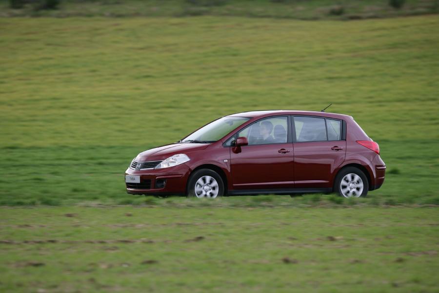  Nissan Tiida 2005 года  (фото 14 из 52)